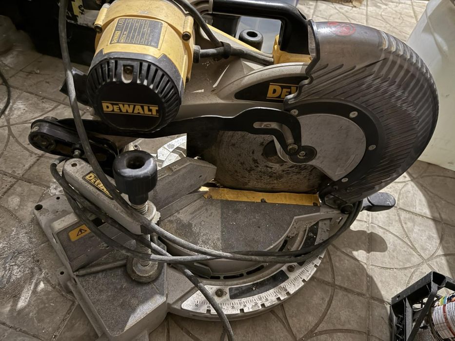 Торцовочная пила с двойным наклоном DeWalt DW716