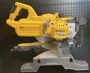 DeWALT DCS777N 54V XR FLEXVOLT Pilarka ukosowa 216 mm