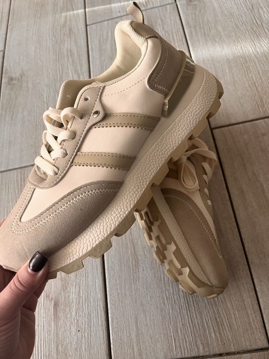 Нові жіночі кросівки