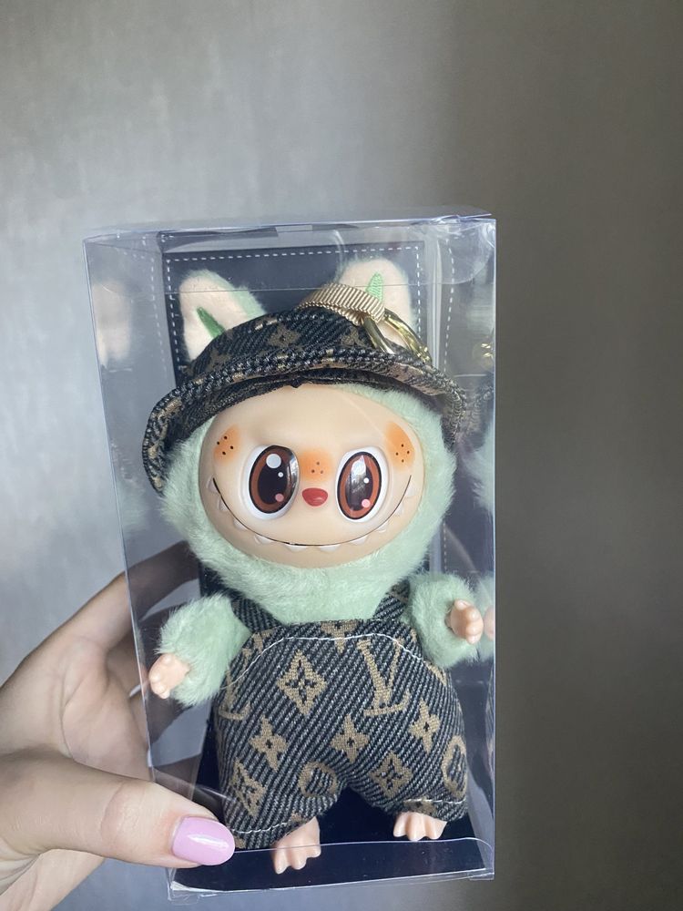 Лабубу в костюмі Prada і Louis Vuitton