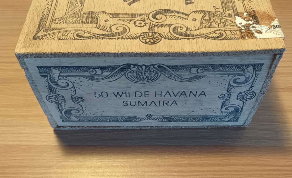 Caixa antiga e vintage em madeira do tabaco "Mocambo"