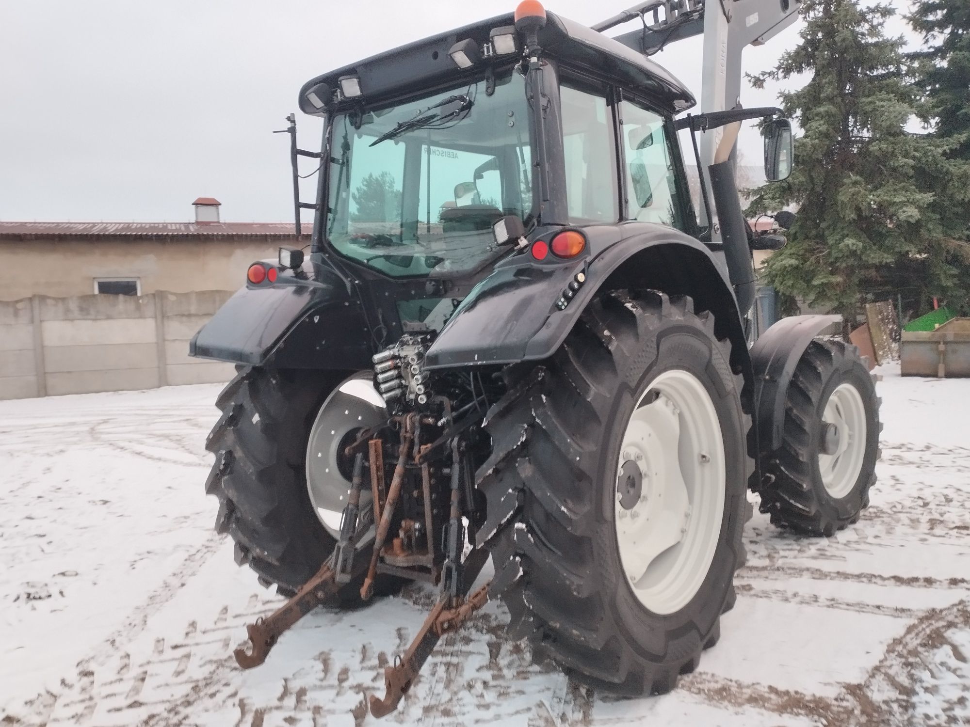 Valtra N-122 ładowacz czołowy nowe opony