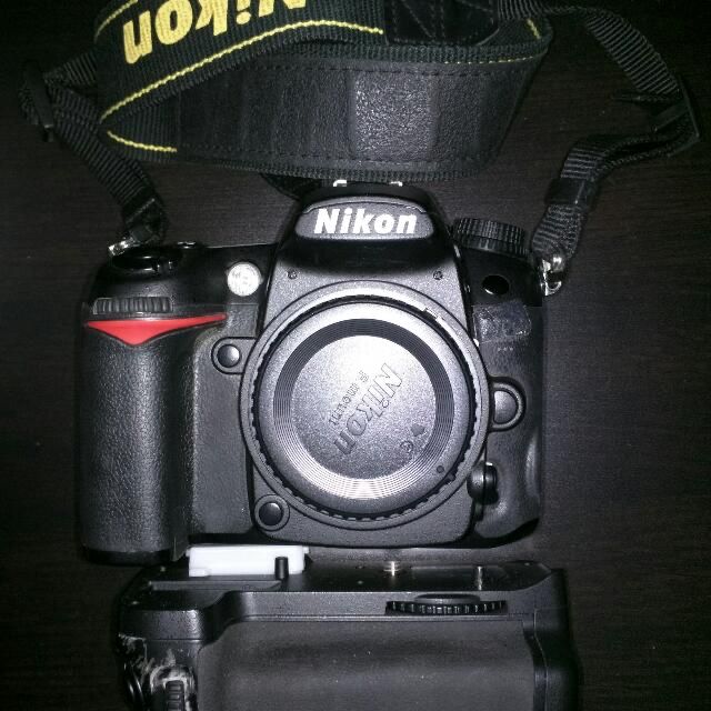 Nikon D7000 + Nikkor 18-200 VR + grip