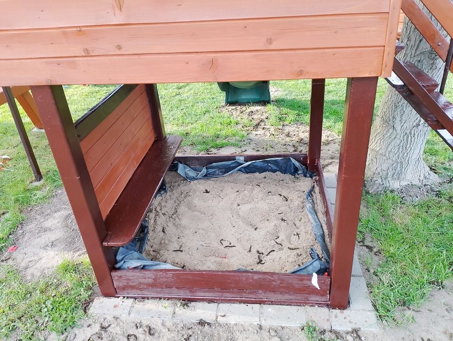 Plac zabaw domek zjeżdżalnia piaskownica