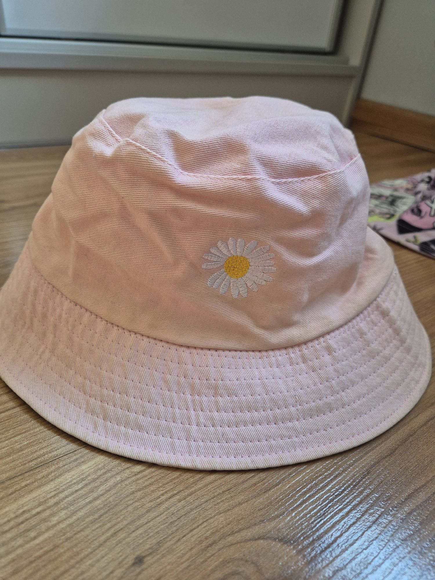 Dwustronna czapka bucket hat.