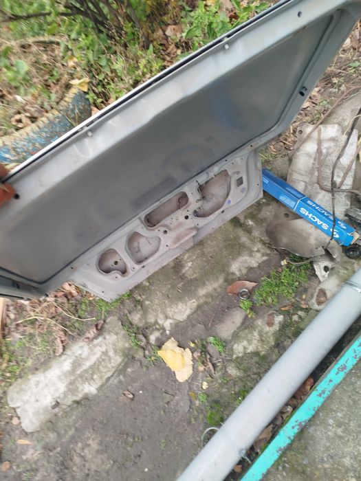 Продам ляду на нисан блюберд