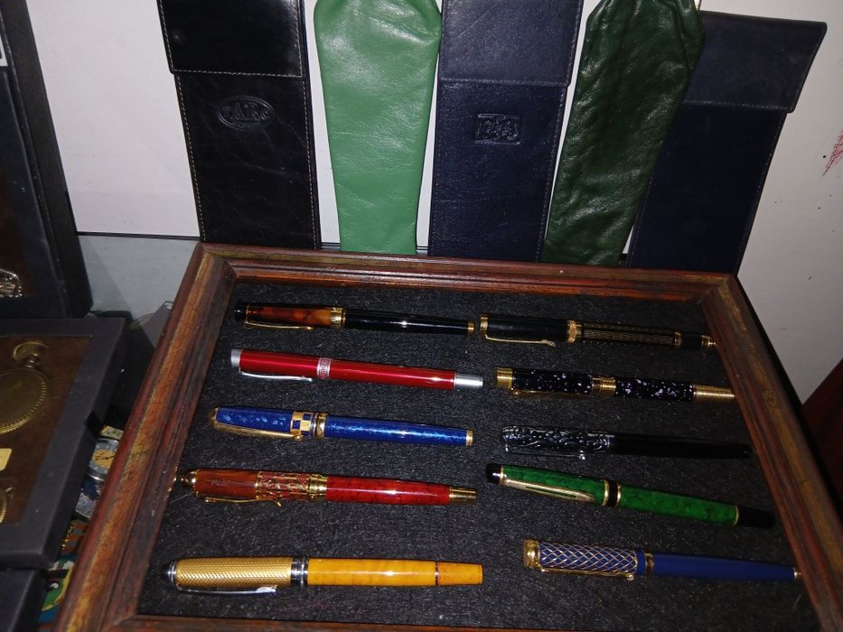 Canetas novas com bolsa pele 12 € cada