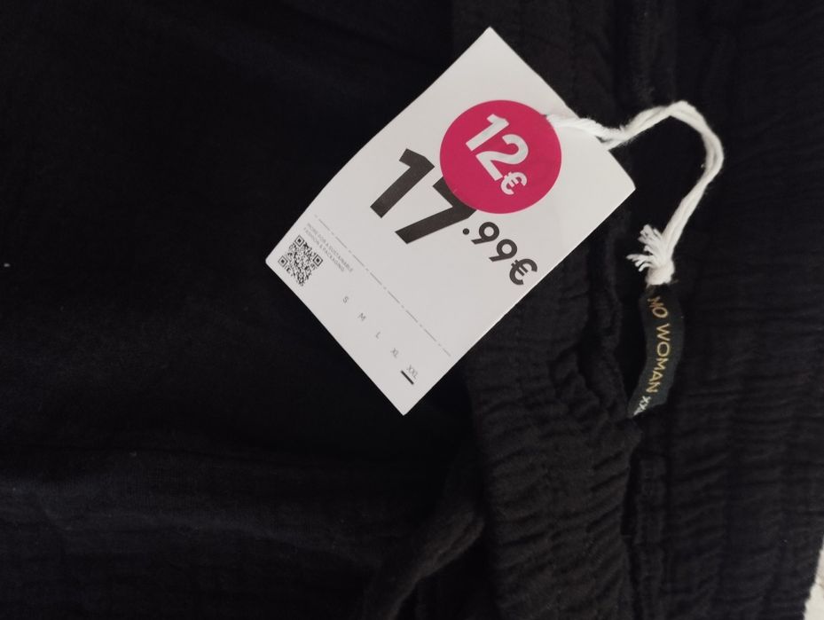 Calças largas com atilho e rachas laterais