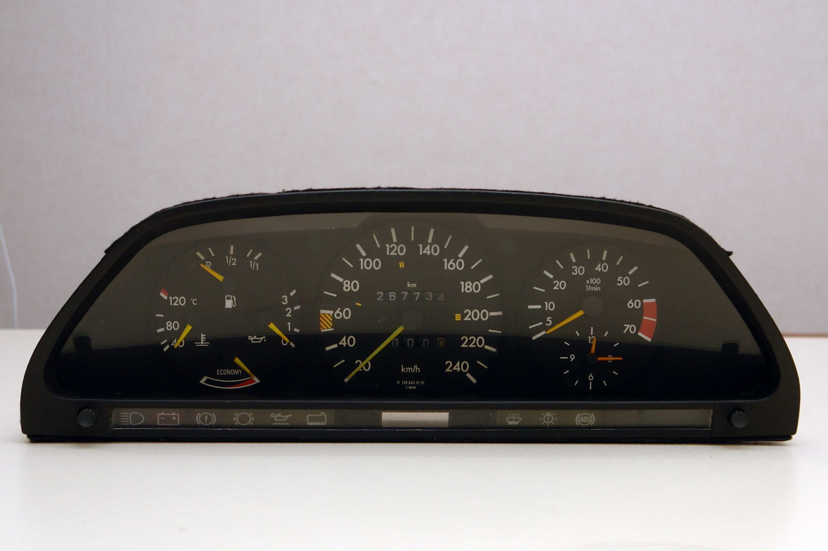 Щиток панель приборов, спидометр Mercedes-Benz W126, S280.
