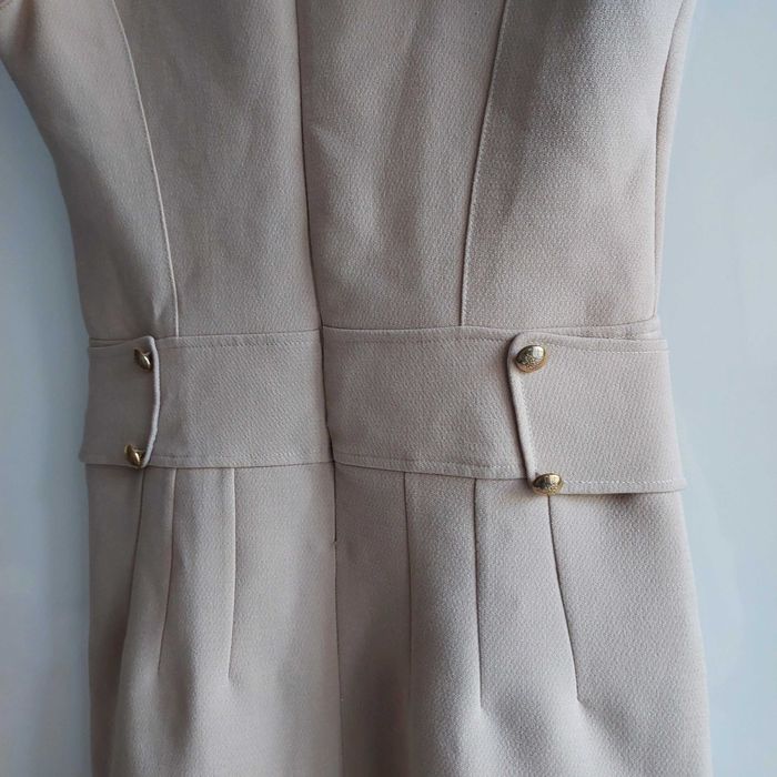 Nowa bezowa sukienka z guzikami