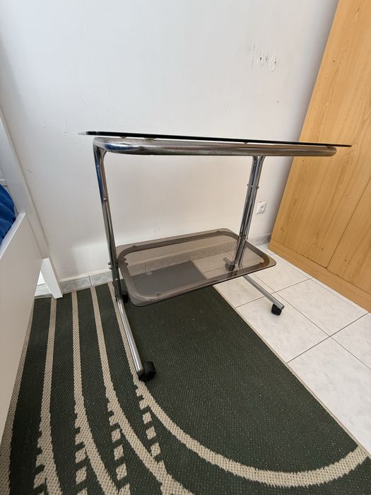 Mesa de vidro e metal