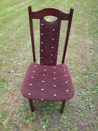 Super wygodne krzesła drewniane tapicerowane