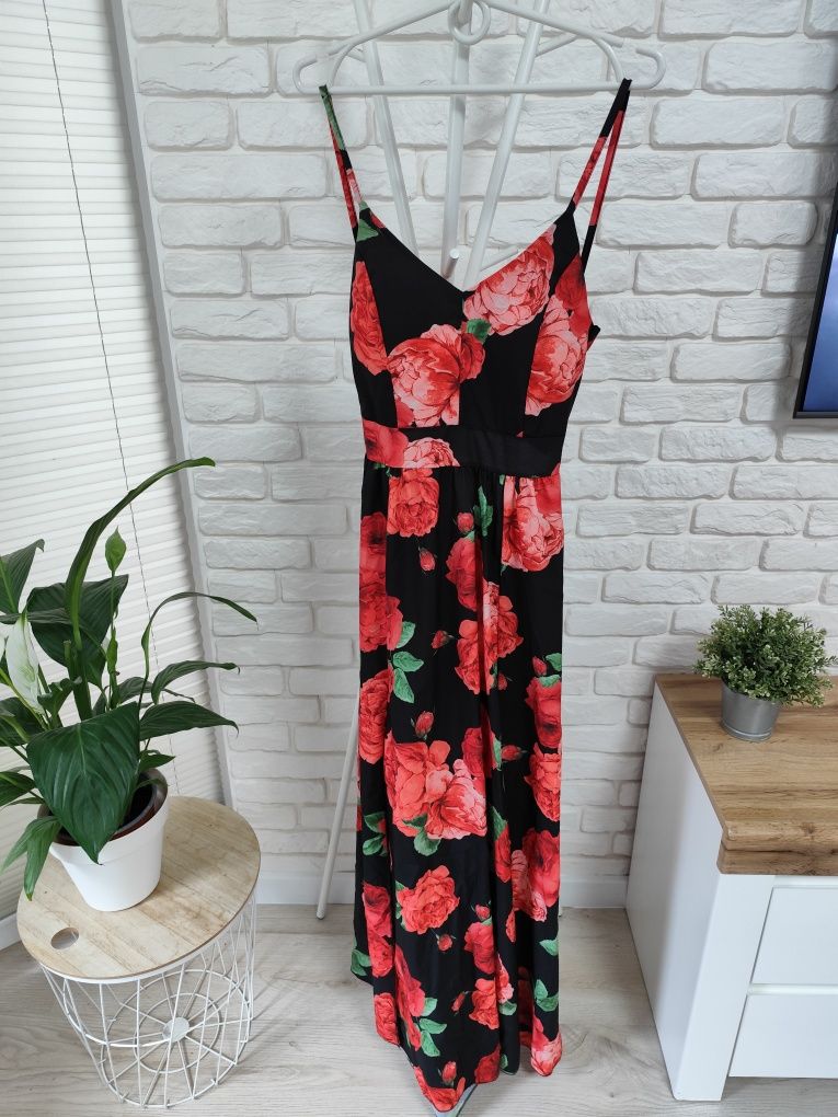 Czarna sukienka w kwiaty