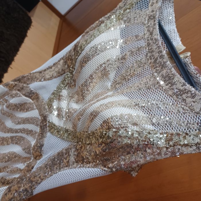 Vestido cerimónia, com lantejolas douradas