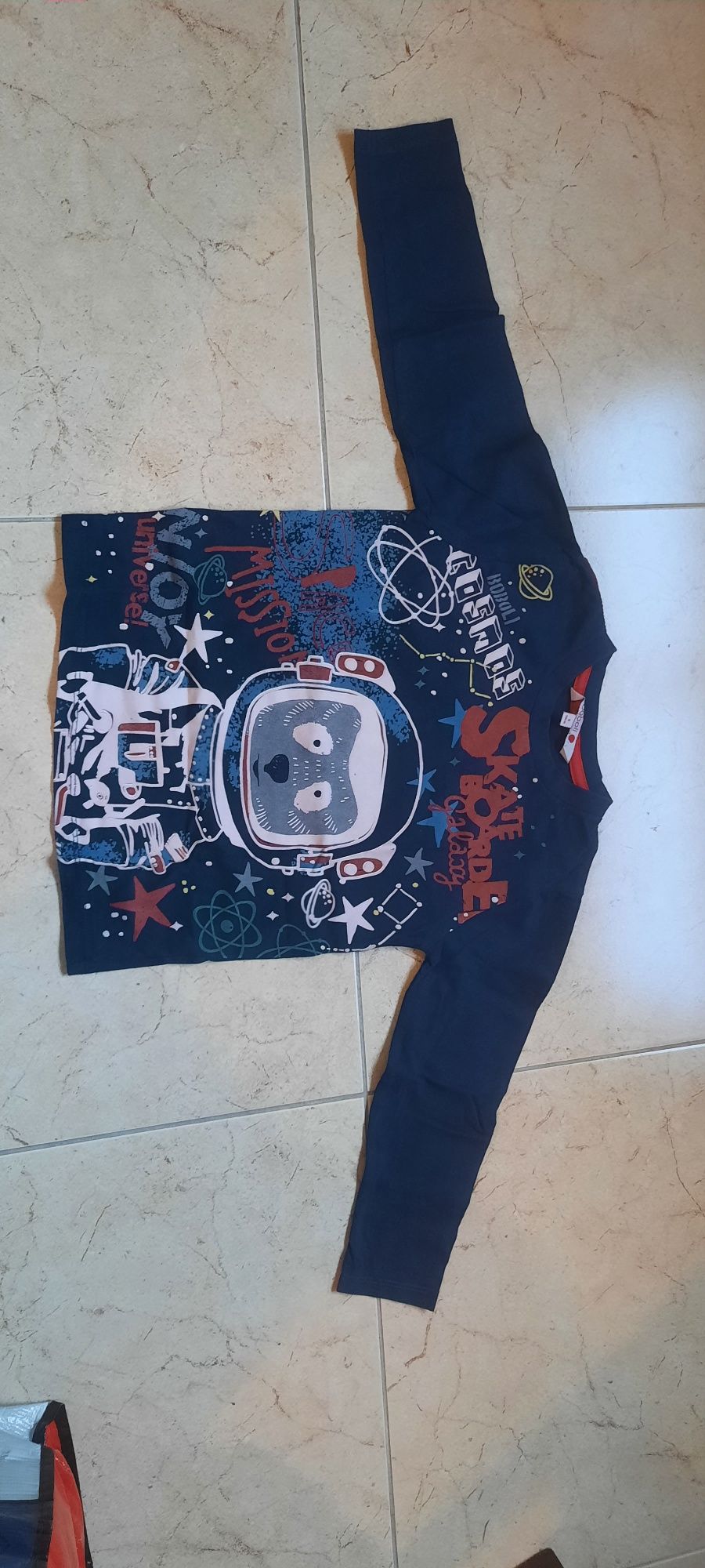 Camisola manga comprida para menino, tamanho 5 anos.