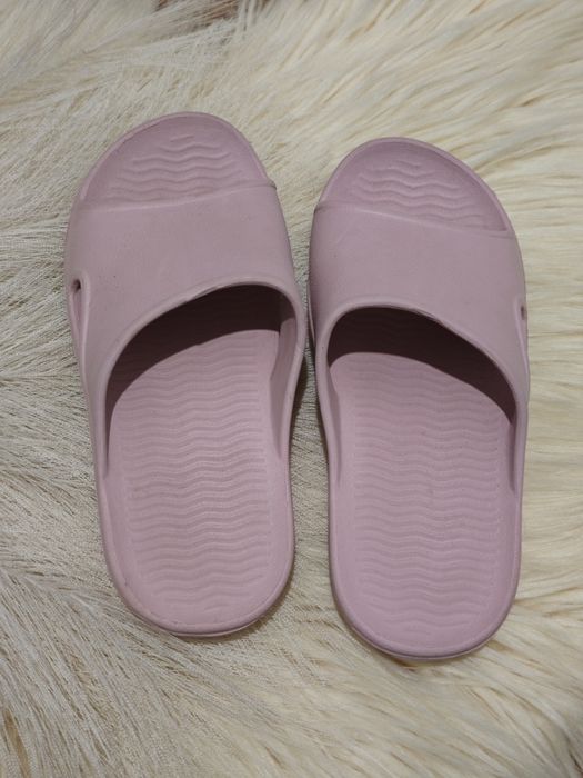 Klapki na basen dla dziewczynki pudrowy róż / Lila rozmiar 28