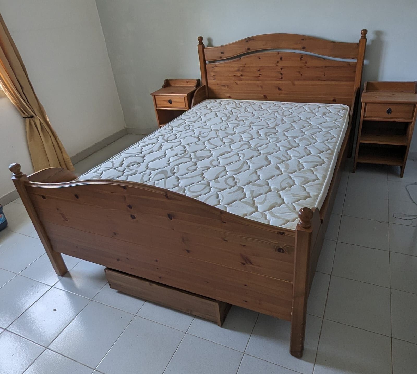 Cama de casal com duas mesinhas de cabeceira