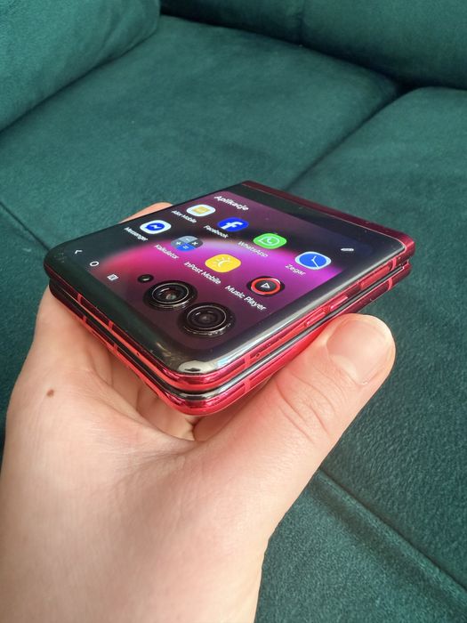 Składany smartfon. Motorola razr 40 ultra 8+ 256 GB. Magenta