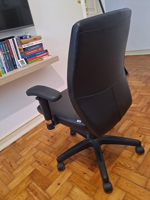 Cadeira de escritório giratória – FAMO