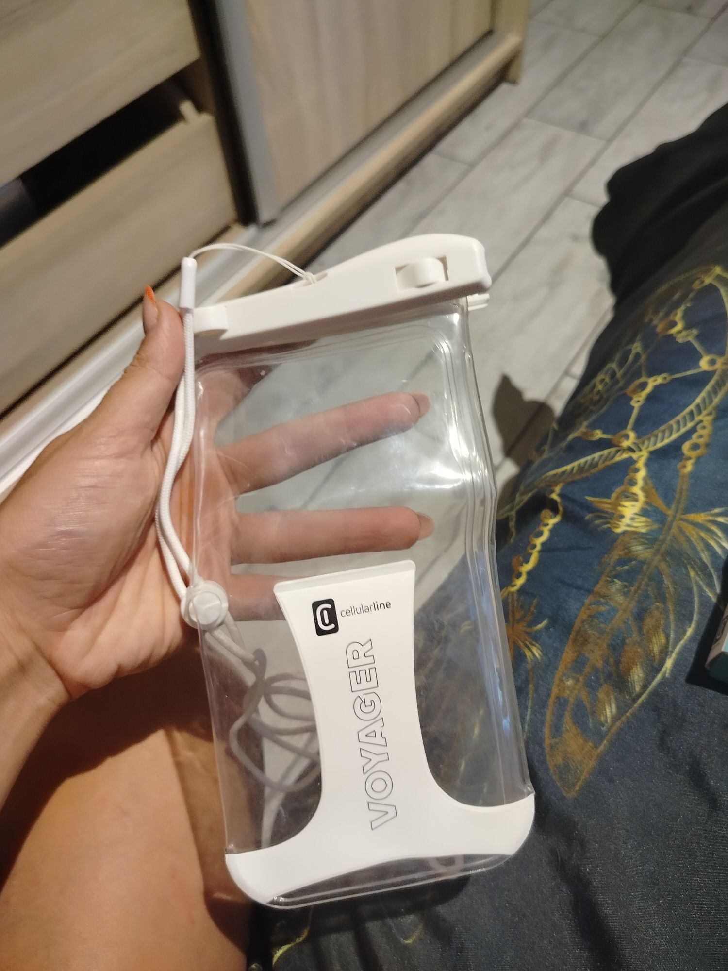 Etui wodoodporne CELLULARLINE Voyager IPX8 Białe
