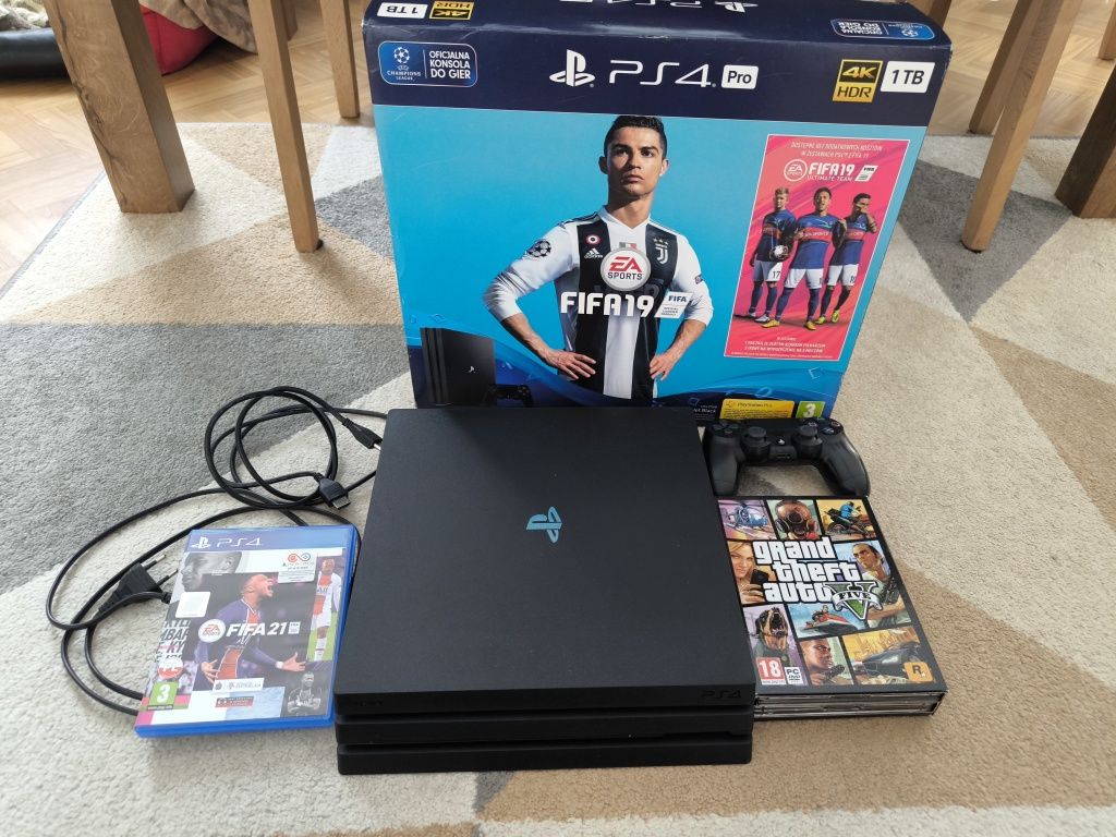 Playstations 4 pro 1 TB, GTA V, FIFA 21