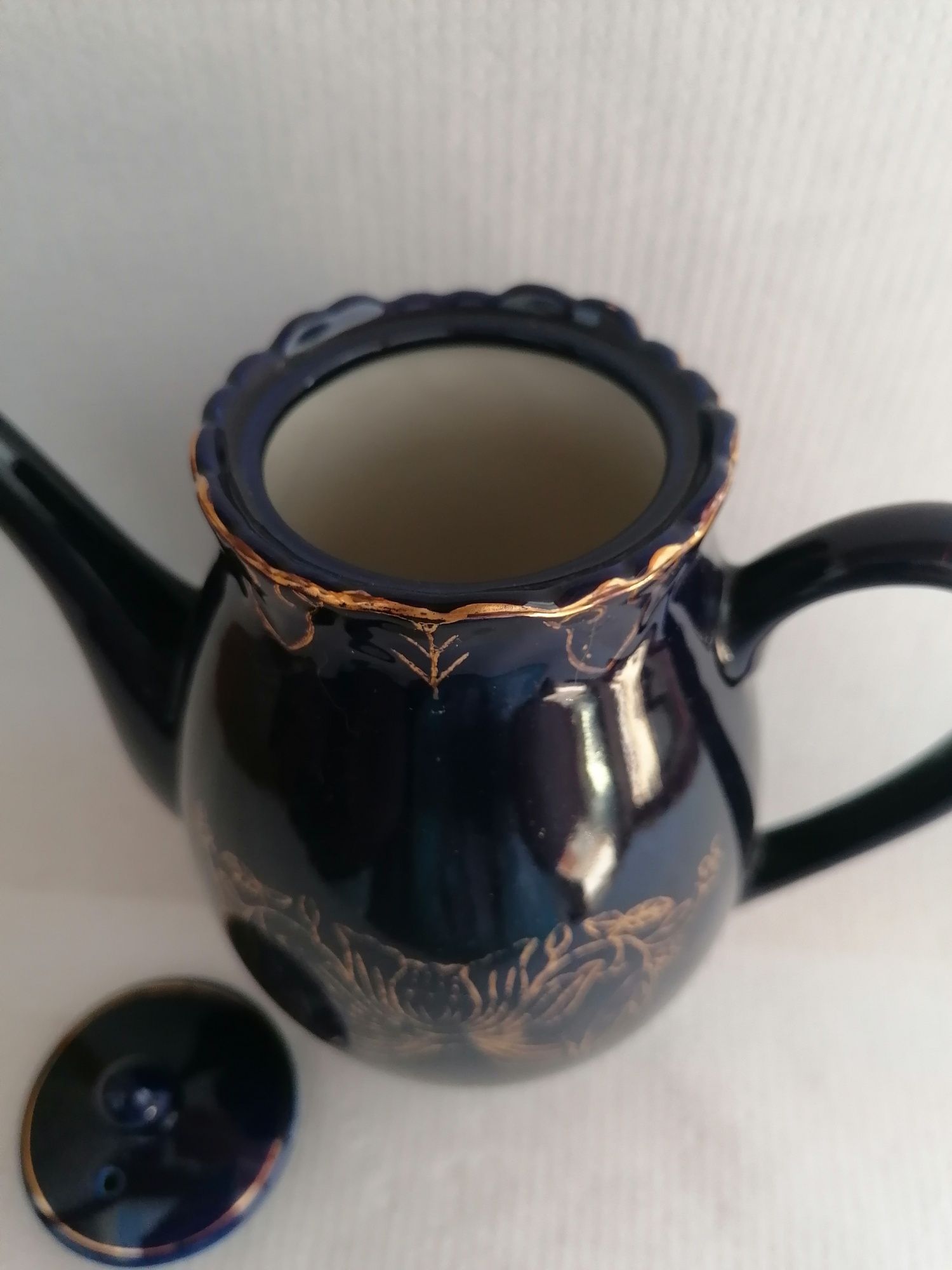 Ładny porcelanowy kobaltowy sygnowany dzbanek do herbaty