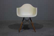 Cadeirão Charles & Ray Eames modelo DAW | Vitra