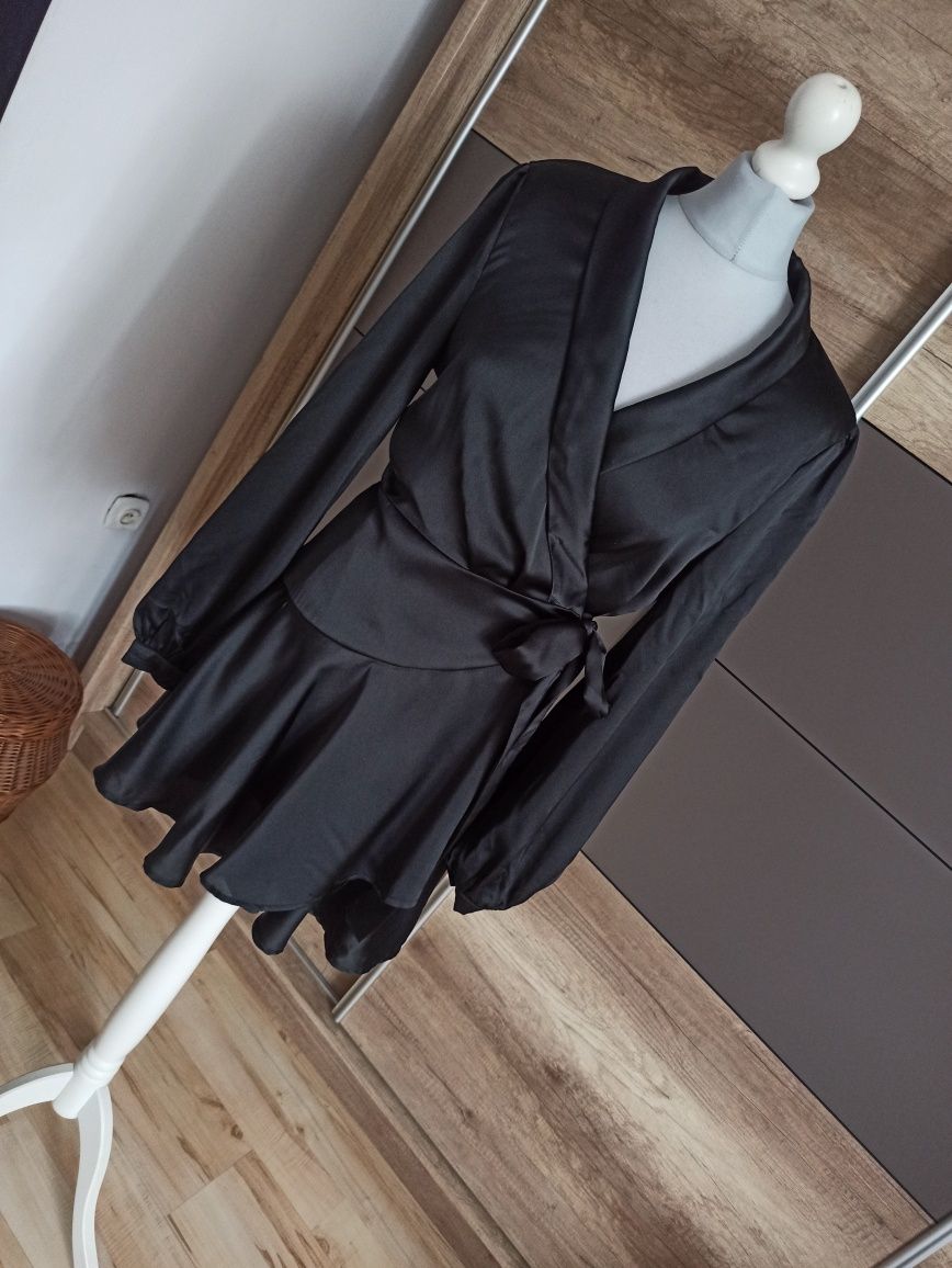 Czarna sukienka wiązana na boku r. 42