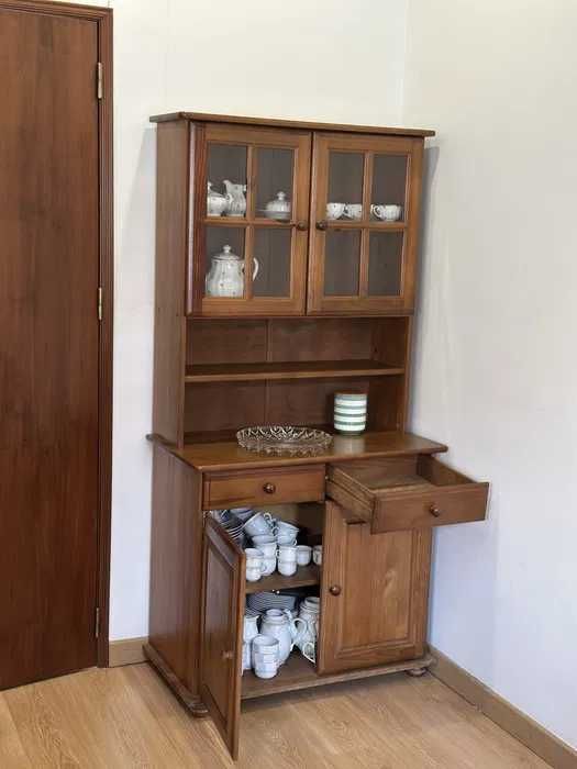 Louceiro em madeira, Cristaleira