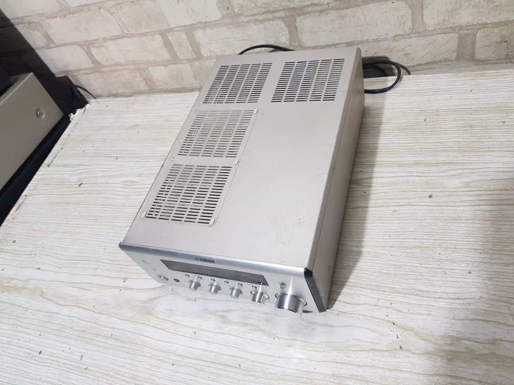 FM/AM  Стерео ресивер/підсилювач Yamaha RX-E410  2x65Вт