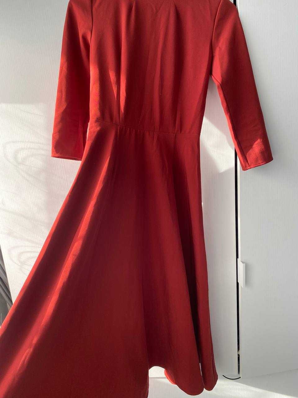 Гарна сукня кольору червоного вина