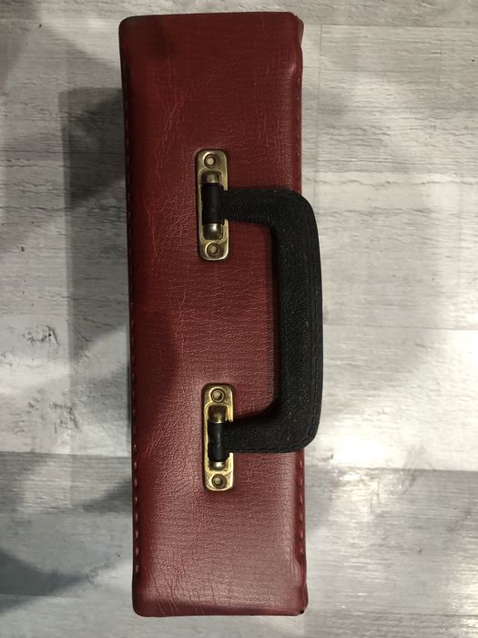 Elegancki czerwony kuferek