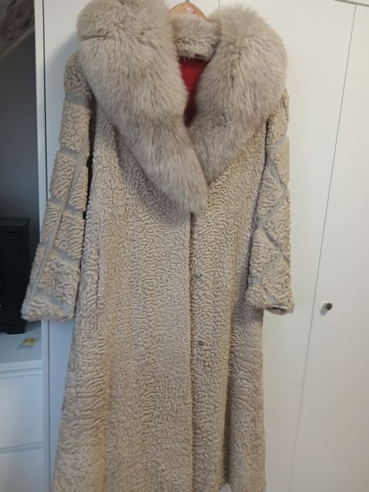Ciekawe futro z beżowych karakułów z kołnierzem z lisa R xl-xxl