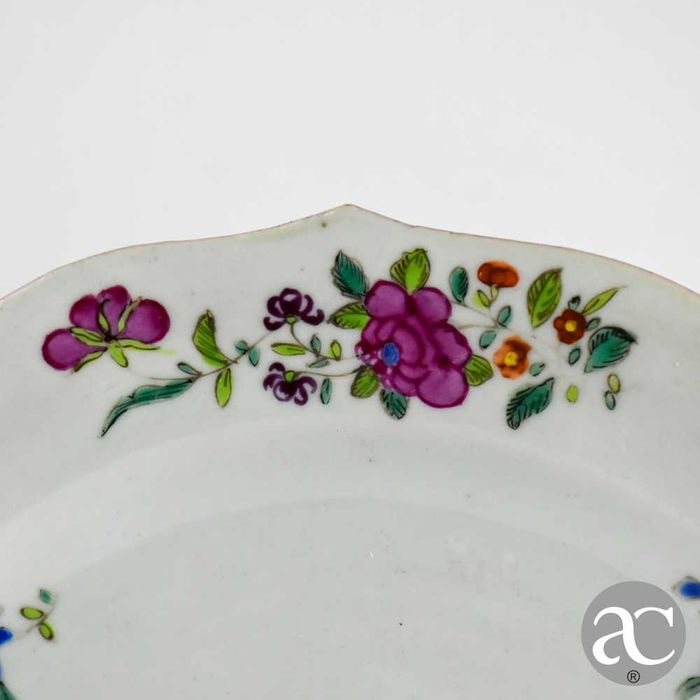 Prato Porcelana da China Bordo recortado, período Qianlong, séc. XVIII