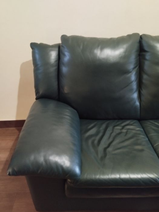Sofá em pele de cor verde