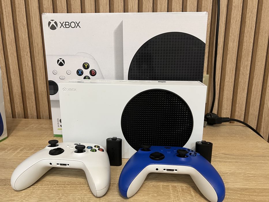 Xbox series S (2 джойстики + 2 акумулятори)