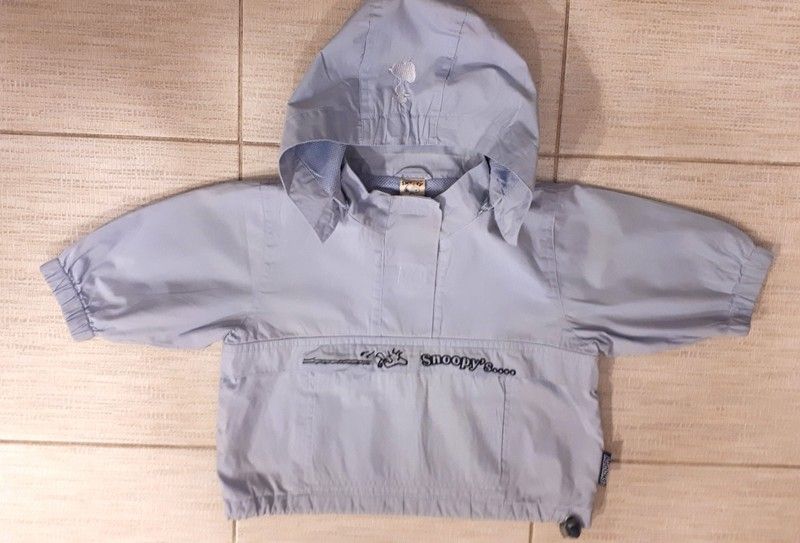 cienka kurteczka wiatrówka z kapturem Snoopy H&M 74-80