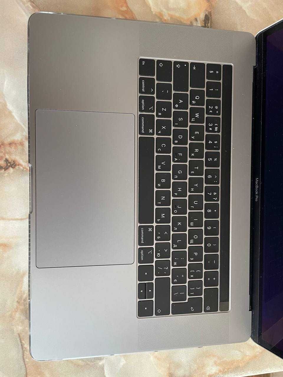 MacBook Pro 15, 2019, i7, 16 гб, дві відеокарти, кейс в подарунок