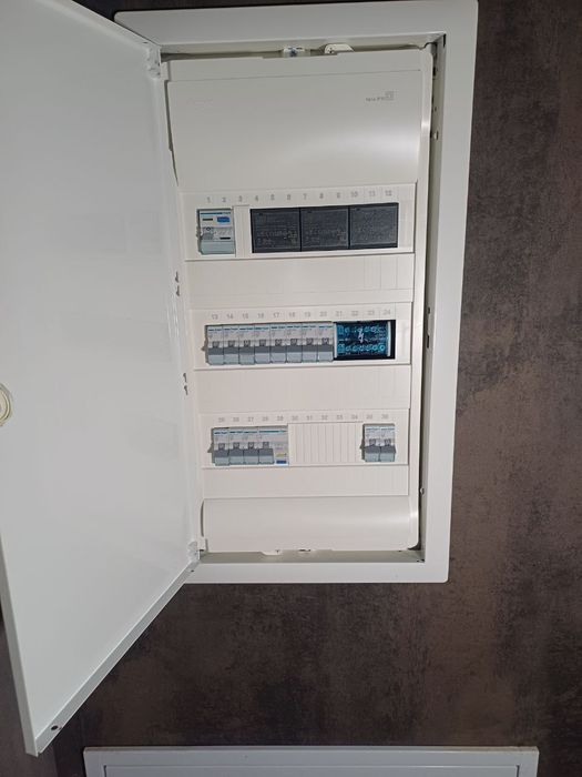 Електрик, Електромонтаж, Заземлення, збирання щитків.