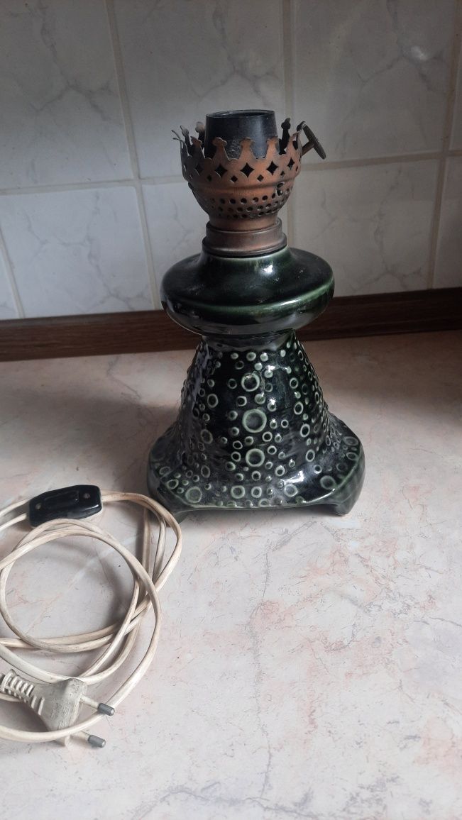 Stare lampy stołowe.