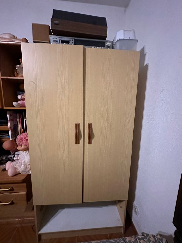 2 roupeiros e 1 móvel de sala ( vendido em separado ) Tudo negociável