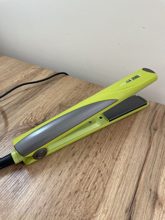 Вирівнювач, випрямляч для волосся