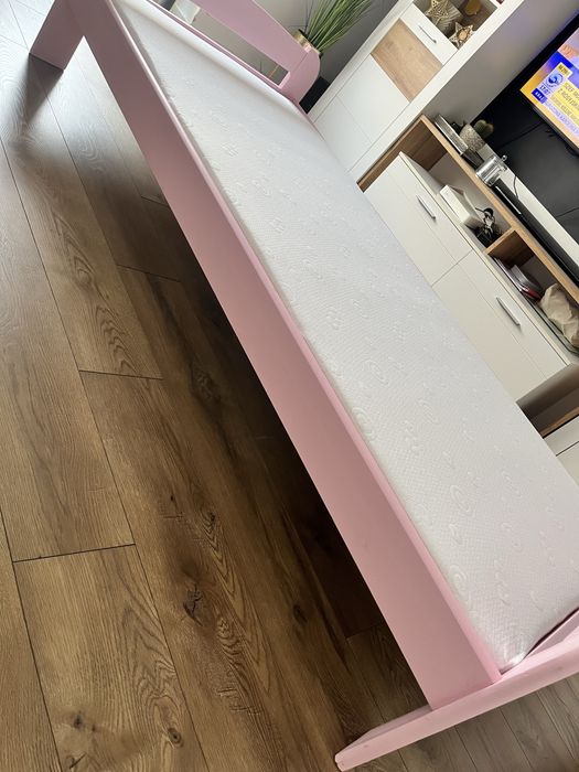 Piękne różowe łóżko z materacem