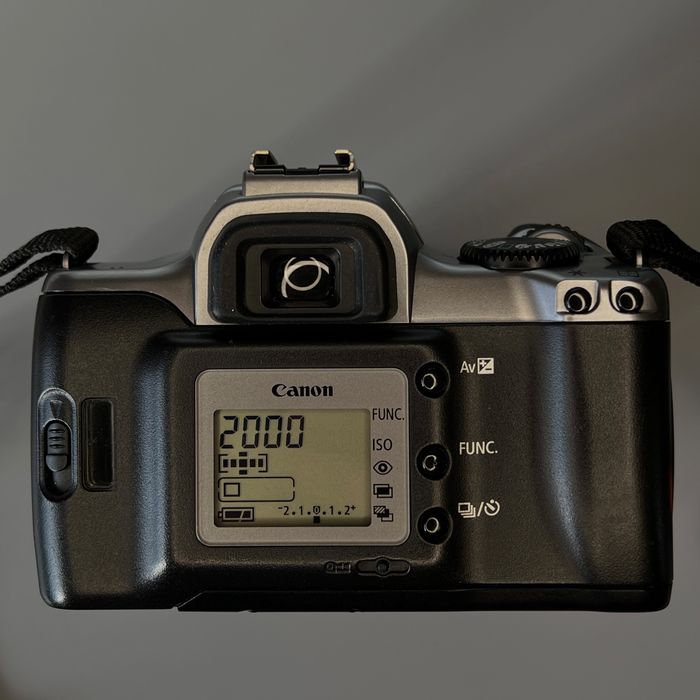 Плівковий дзеркальний фотоапарат Canon EOS Rebel K2 з об'єктивом