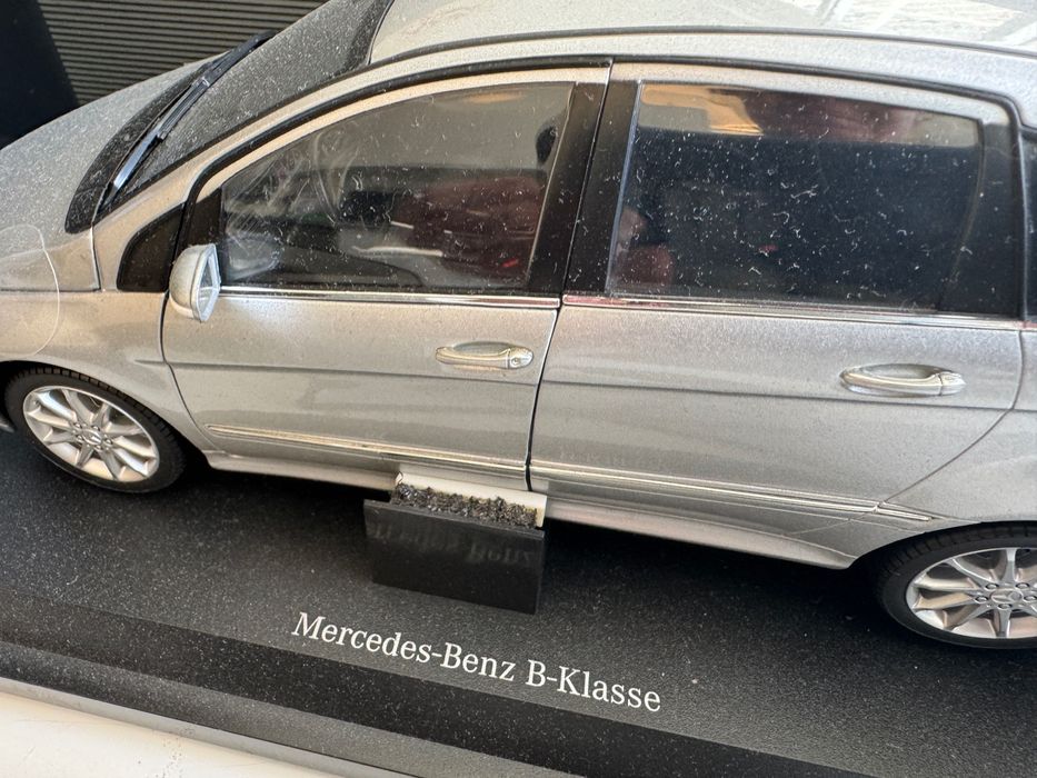 Miniature Mercedes Classe B 2010 e conjunto de óculos Mercedes
