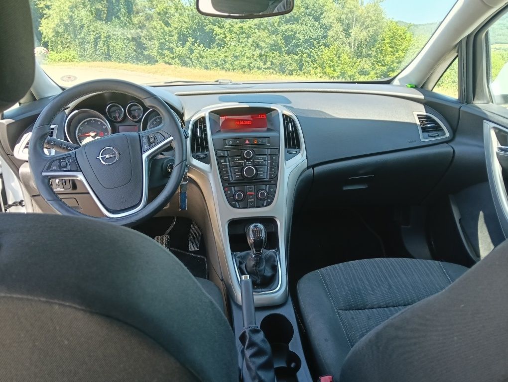 Opel Astra 1.4 Turbo 2010 rok