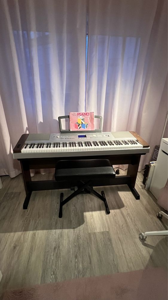 Piano Yamaha Portable Grand DGX-640 com estrutura, pedaleira e banco