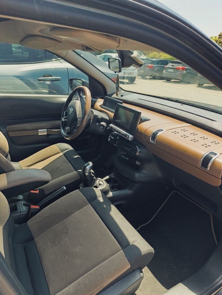 Carro bonito e pratico