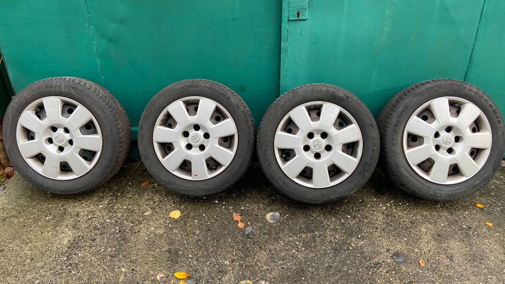 Opony 205/55/R16 + Felgi + Kolpaki Toyota