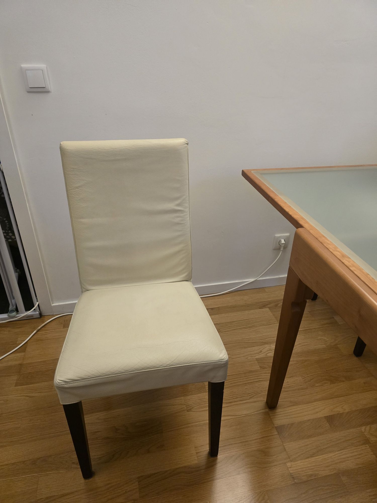 Mesa de sala com cadeiras